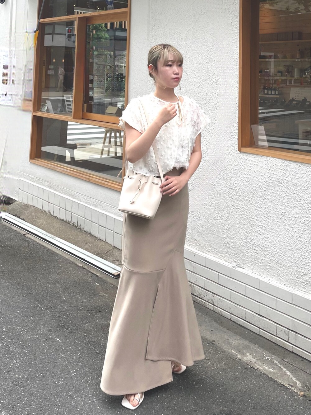 ホワイト系のシャツ/ブラウスを着用したレディースの夏コーディネートの2枚目の写真
