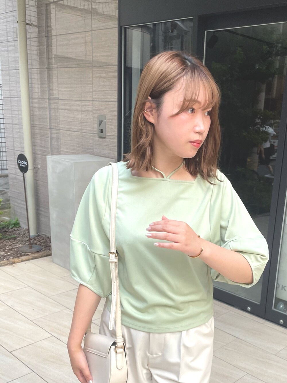 グリーン系のTシャツ/カットソーを着用したレディースの夏コーディネートの4枚目の写真