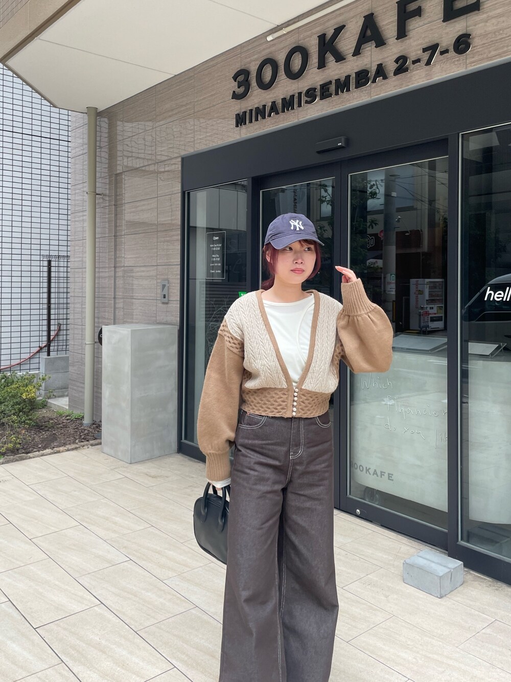 ベージュ系のニット/セーター、ホワイト系のTシャツ/カットソーを着用したレディースの春コーディネートの3枚目の写真