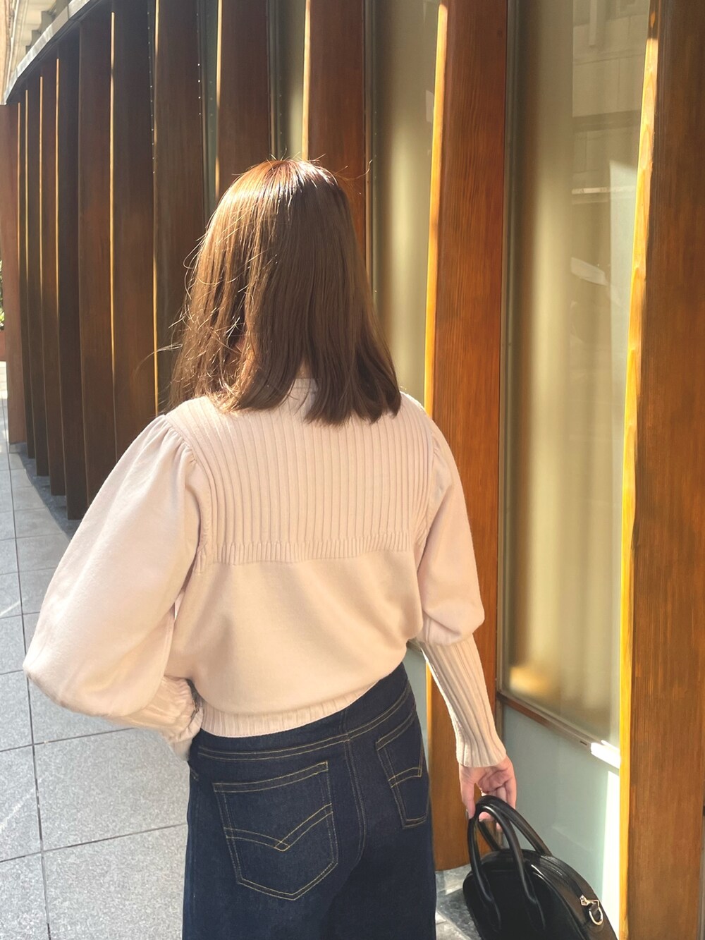 ホワイト系のニット/セーターを着用したレディースの秋コーディネートの4枚目の写真