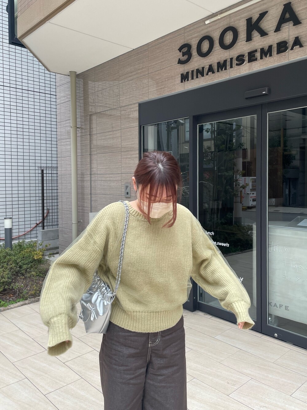 グリーン系のニット/セーターを着用したレディースの春コーディネートの5枚目の写真