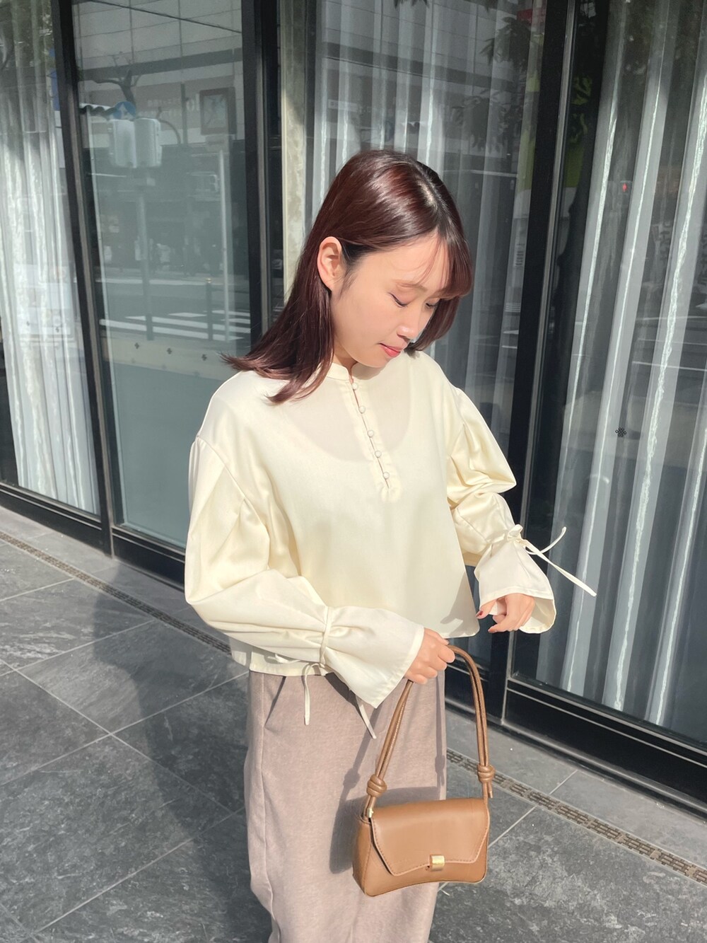 ホワイト系のシャツ/ブラウスを着用したレディースの冬コーディネートの3枚目の写真