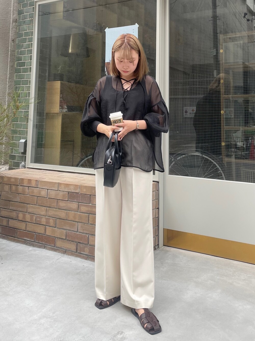 ブラック系のシャツ/ブラウス、ホワイト系のその他パンツを着用したレディースの夏コーディネートの2枚目の写真