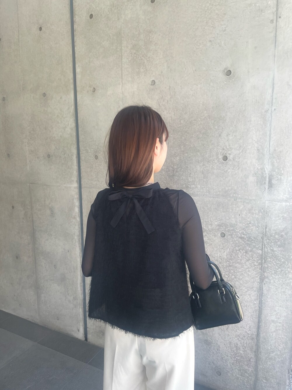 ブラック系のシャツ/ブラウスを着用したレディースの夏コーディネートの3枚目の写真