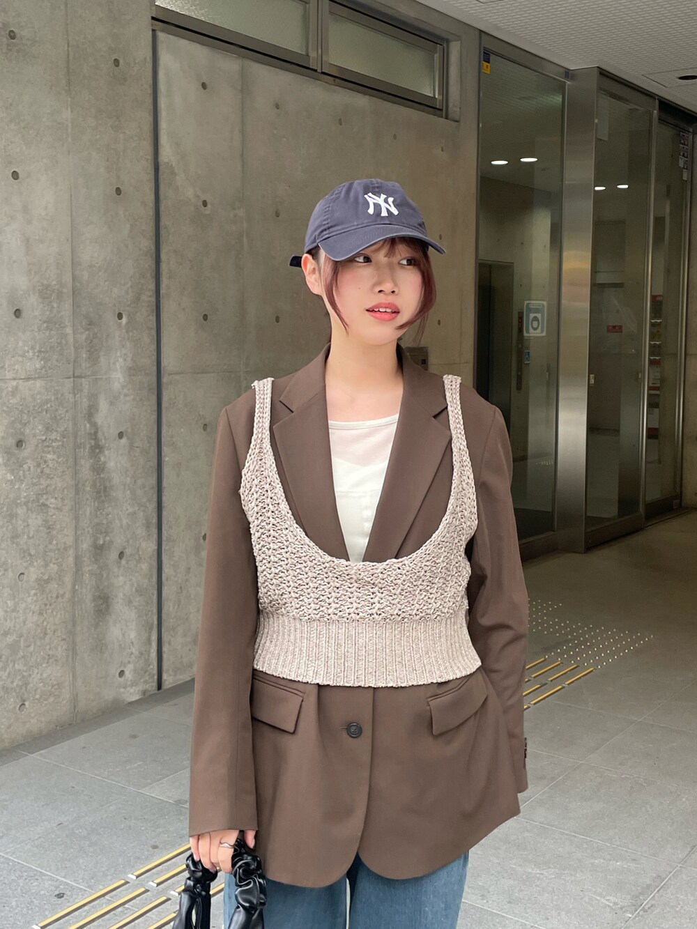 ブラウン系のニット/セーターを着用したレディースの冬コーディネートの5枚目の写真