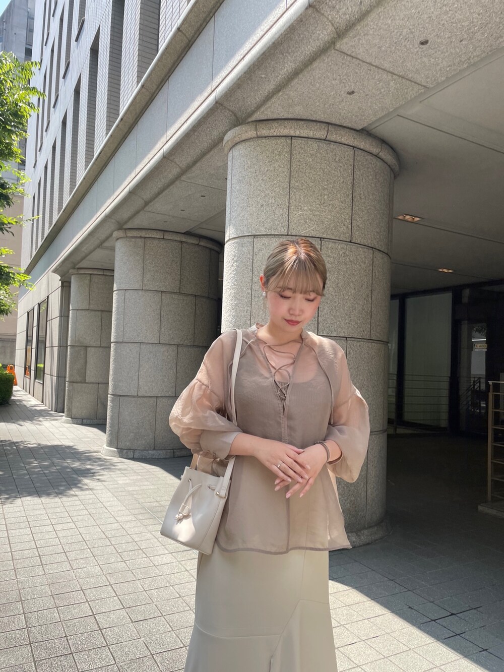 ブラウン系のシャツ/ブラウスを着用したレディースの夏コーディネートの3枚目の写真