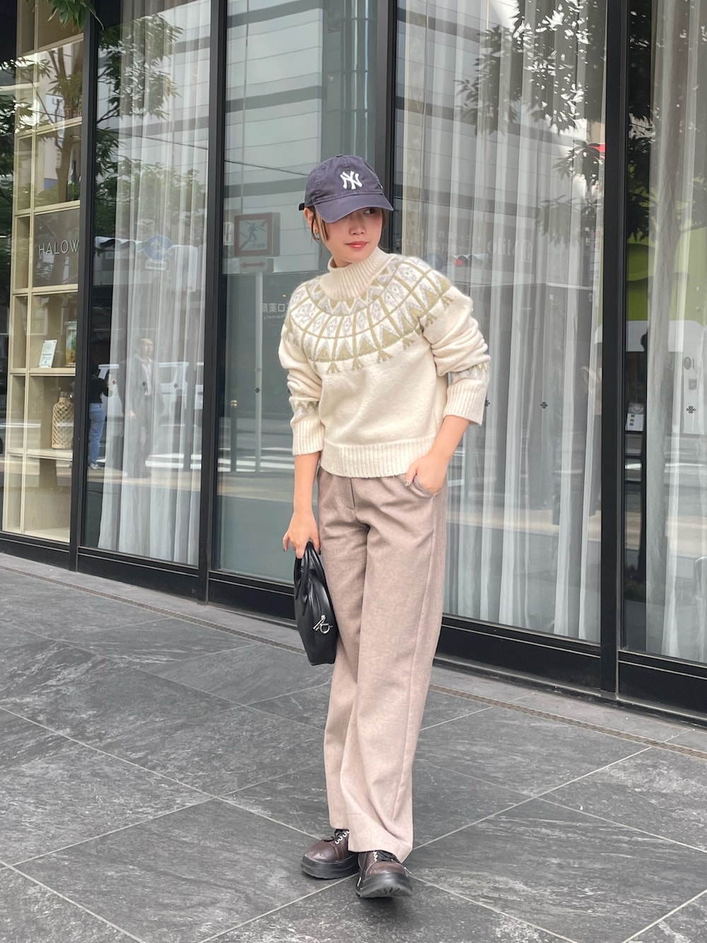 ホワイト系のニット/セーター、ベージュ系のその他パンツ、ブラウン系のその他シューズを着用したレディースの秋コーディネートの2枚目の写真