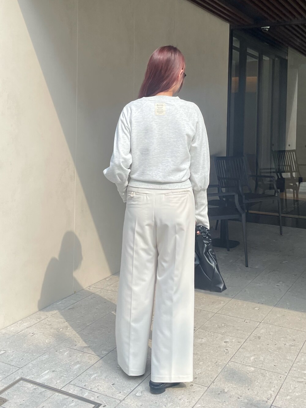 グレー系のTシャツ/カットソーを着用したレディースの春コーディネートの3枚目の写真