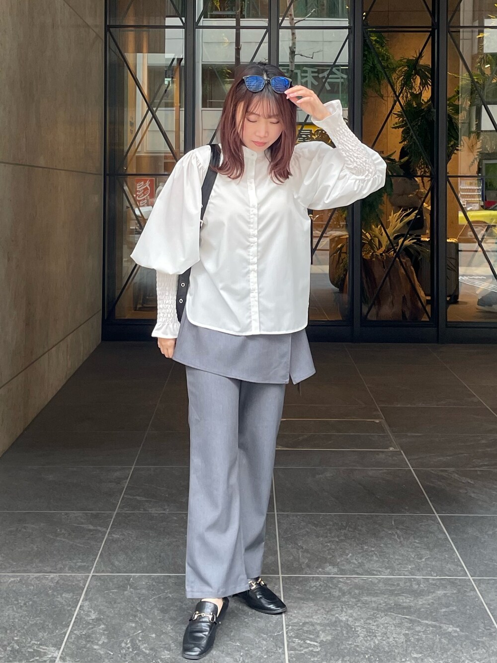 ホワイト系のシャツ/ブラウスを着用したレディースの冬コーディネートの2枚目の写真