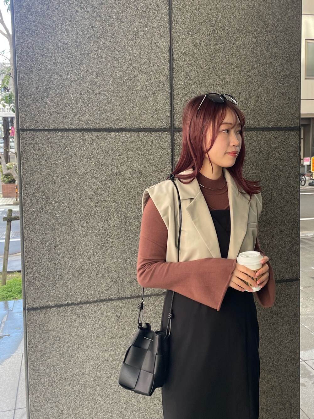 ブラウン系のニット/セーター、ブラック系のドレスを着用したレディースの冬コーディネートの5枚目の写真