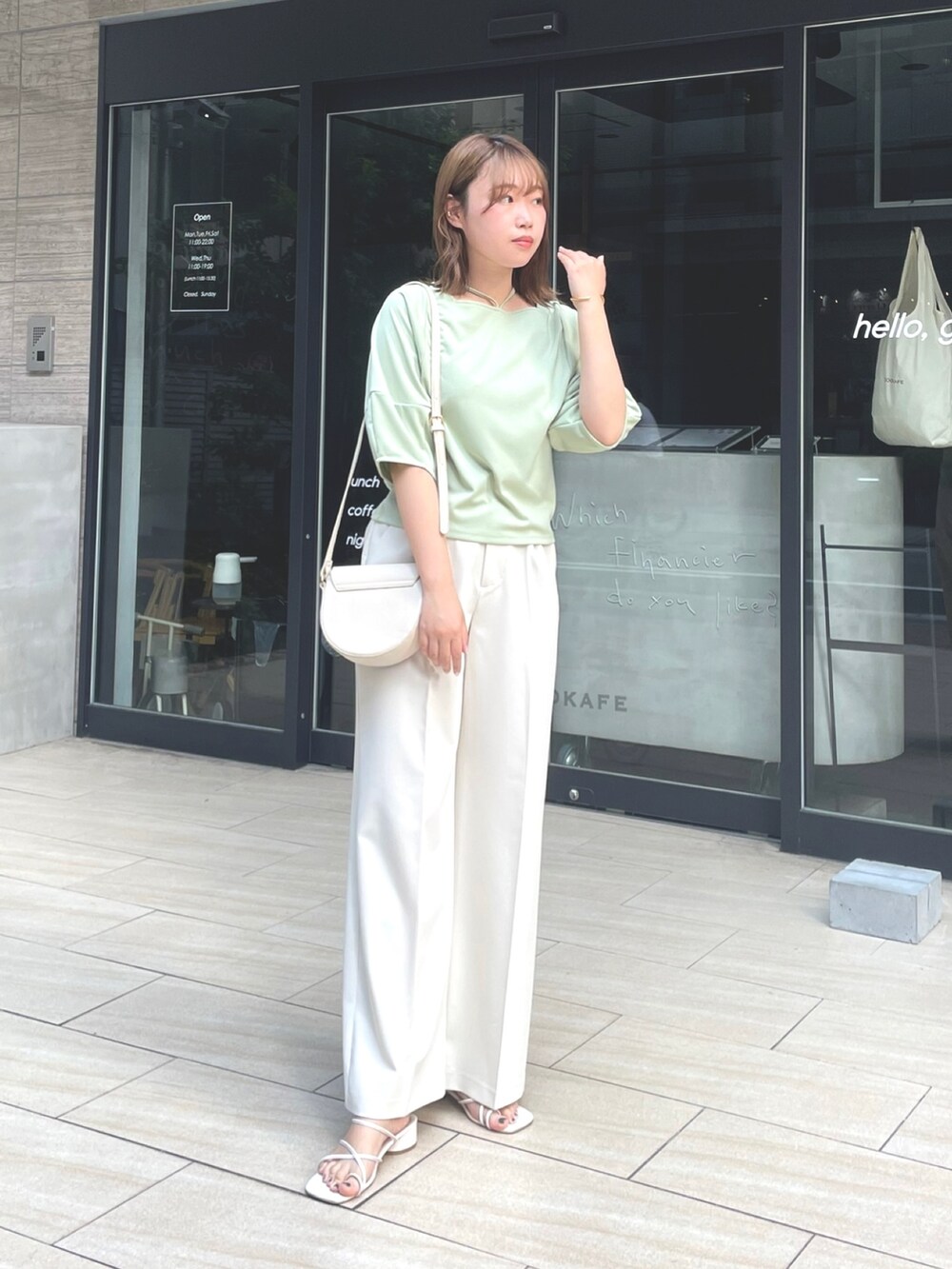 グリーン系のTシャツ/カットソーを着用したレディースの夏コーディネートの2枚目の写真