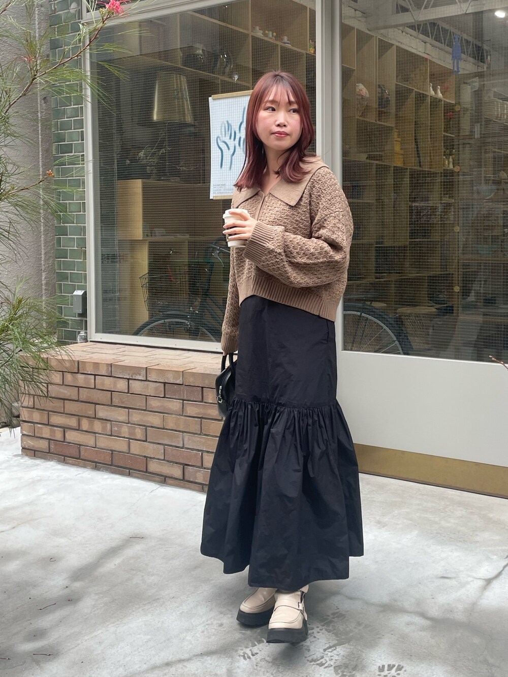 ベージュ系のカーディガン/ボレロを着用したレディースの春コーディネートの2枚目の写真