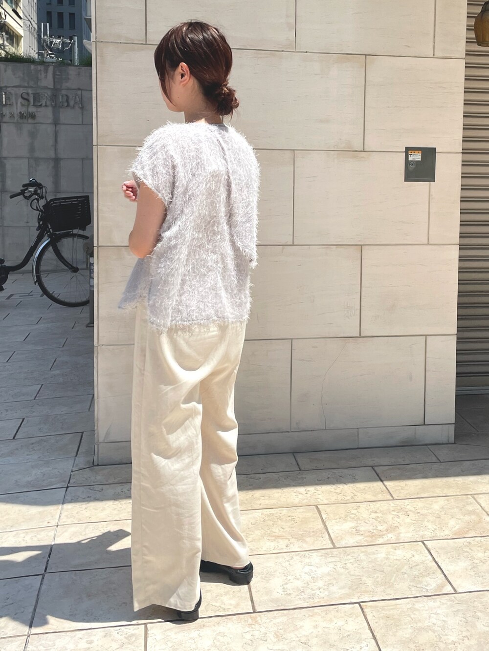 グレー系のシャツ/ブラウスを着用したレディースの夏コーディネートの3枚目の写真