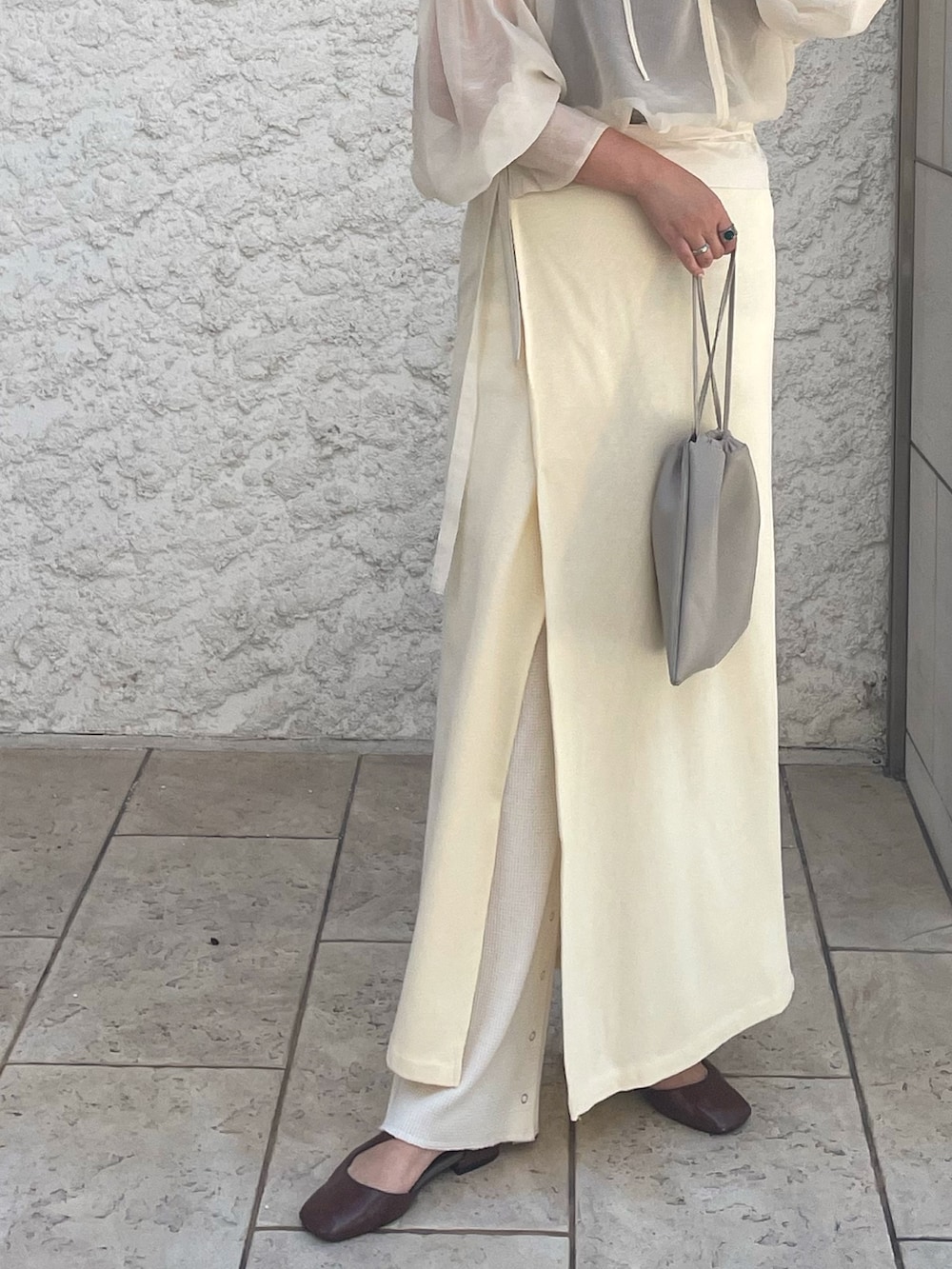 ホワイト系のシャツ/ブラウス、ベージュ系のスカートを着用したレディースの夏コーディネートの3枚目の写真