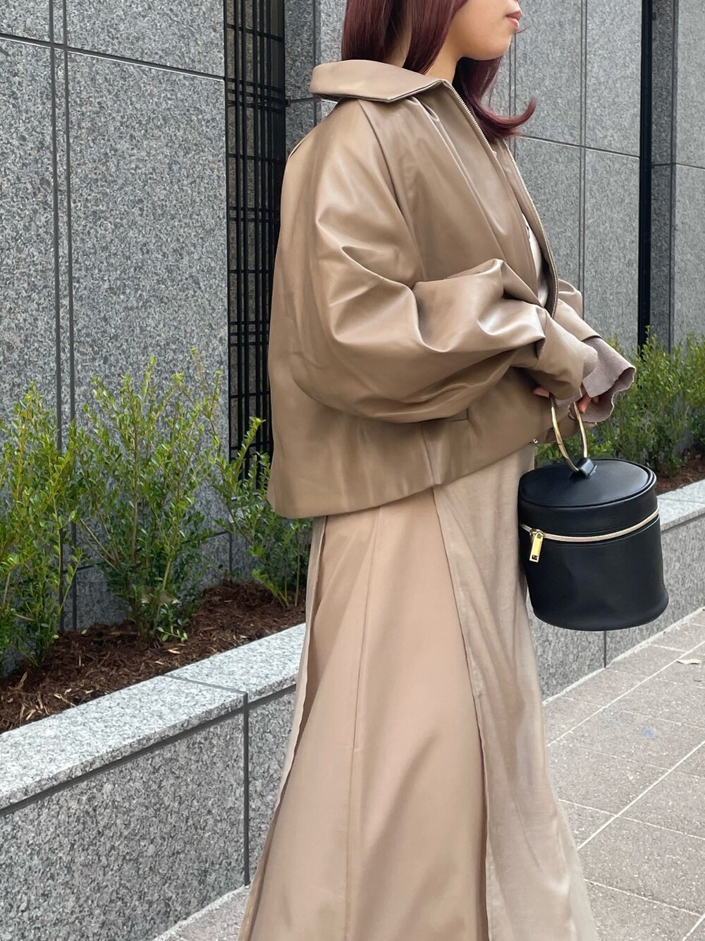 ベージュ系のブルゾン、ベージュ系のワンピース、ブラウン系のニット/セーターを着用したレディースの冬コーディネートの5枚目の写真