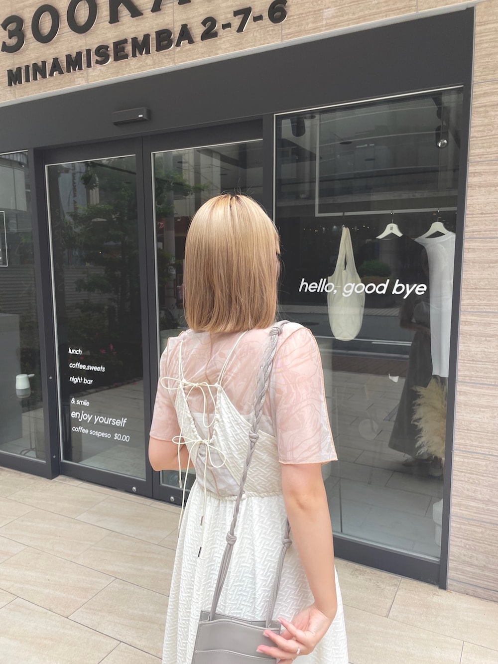 ホワイト系のワンピース、ブラウン系のTシャツ/カットソーを着用したレディースの夏コーディネートの2枚目の写真