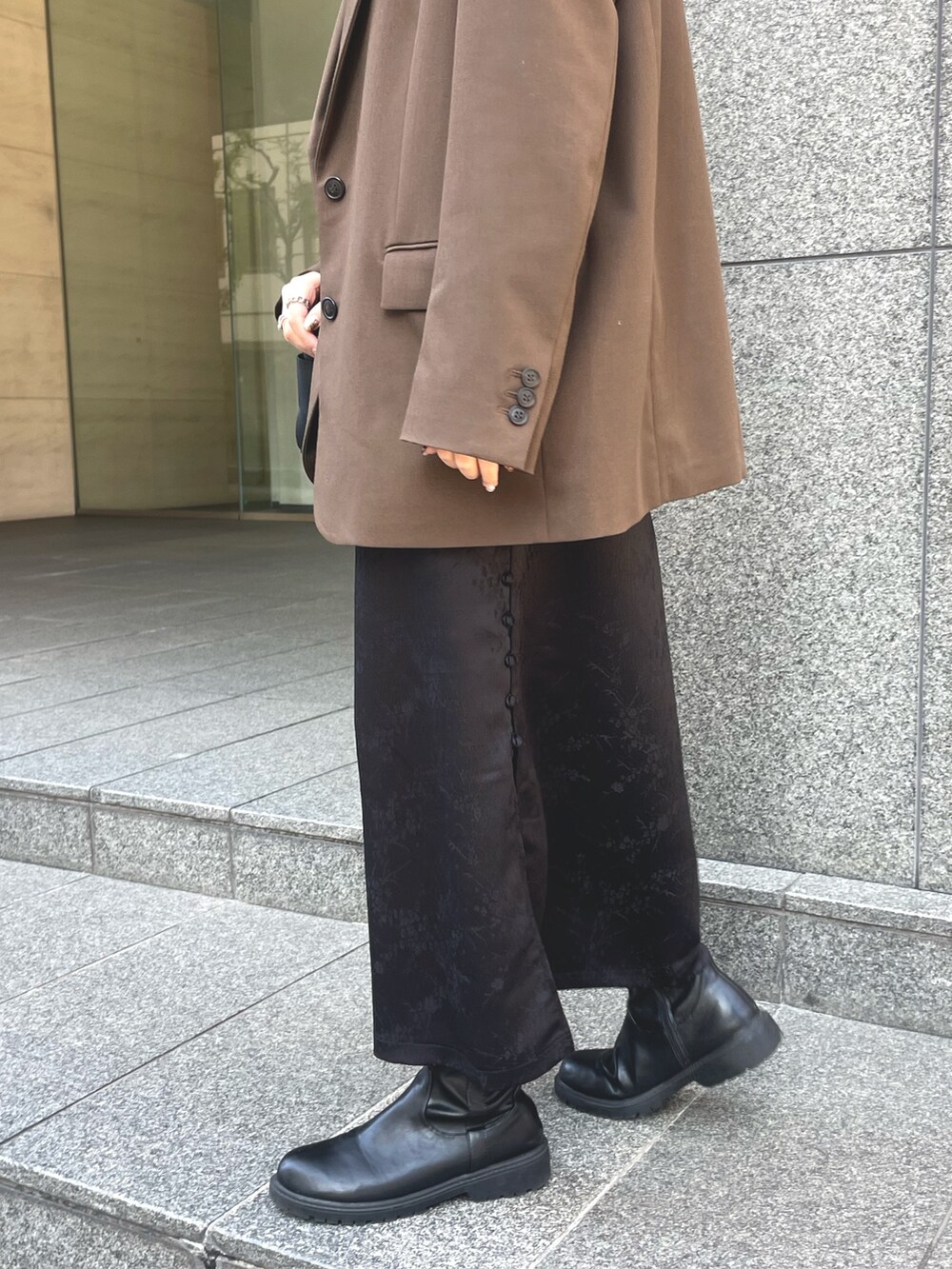 ブラック系のワンピースを着用したレディースの冬コーディネートの3枚目の写真