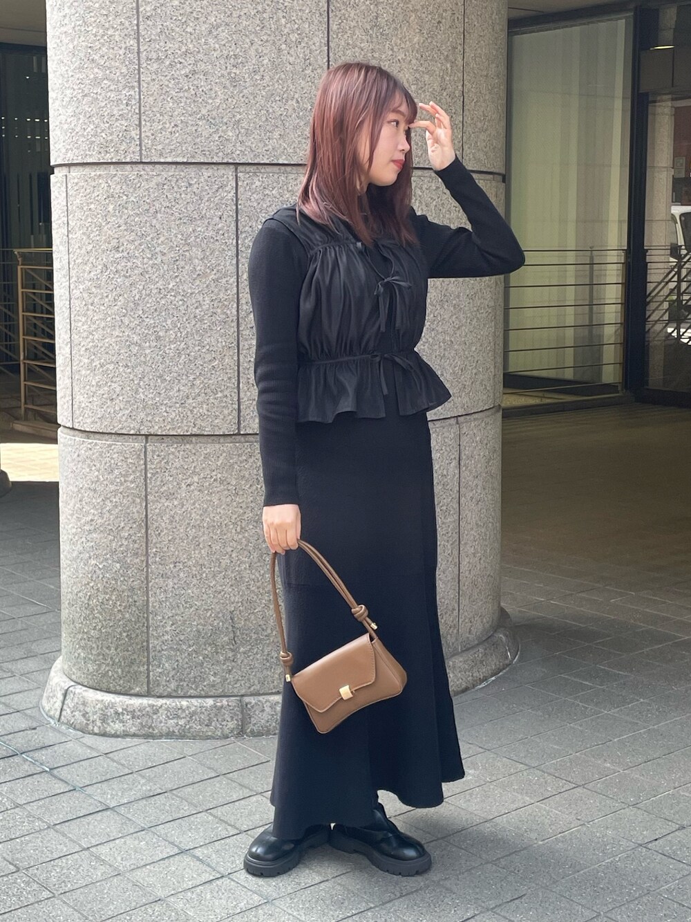 ブラック系のワンピース、ブラック系のシャツ/ブラウスを着用したレディースの春コーディネートの3枚目の写真