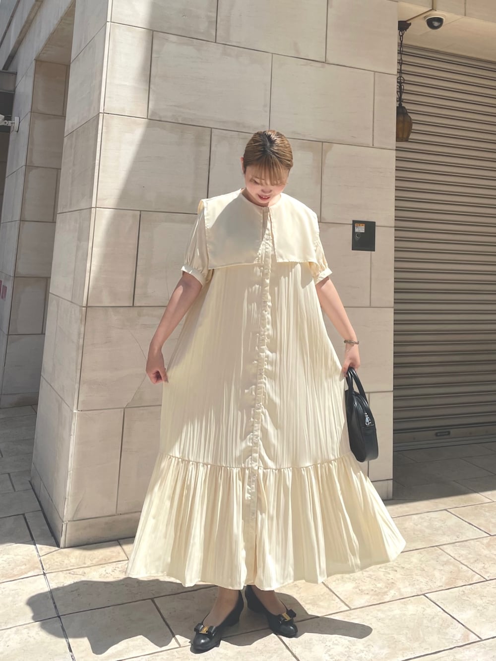 ホワイト系のワンピースを着用したレディースの春コーディネートの3枚目の写真