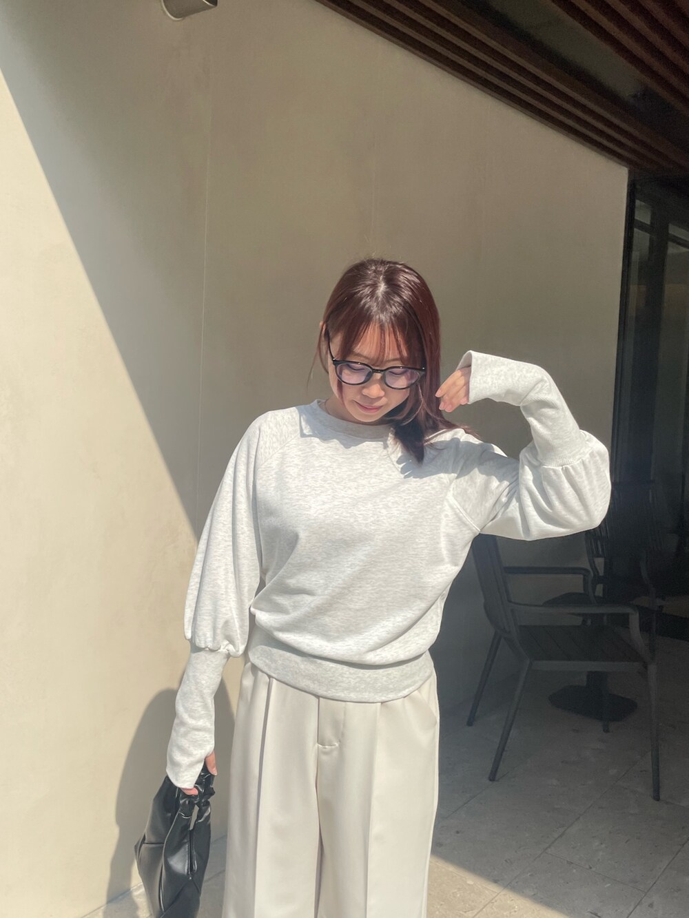 グレー系のTシャツ/カットソーを着用したレディースの春コーディネートの5枚目の写真