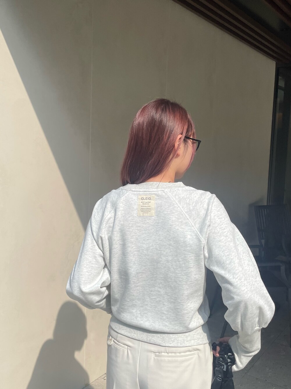 グレー系のTシャツ/カットソーを着用したレディースの春コーディネートの4枚目の写真