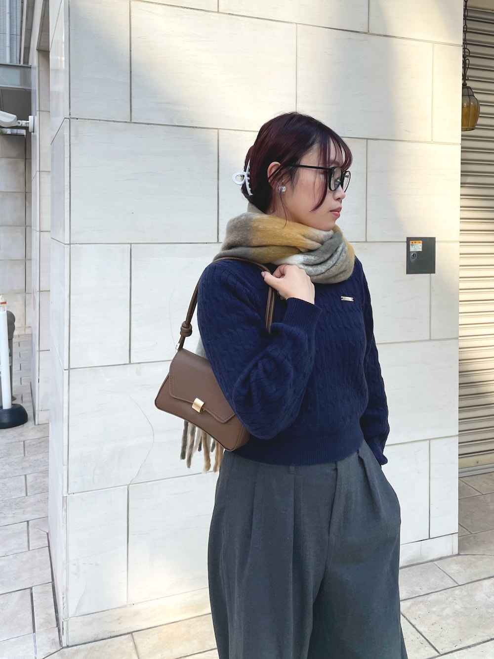 ブラウン系のローファー、ベージュ系のマフラーを着用したレディースの秋コーディネートの3枚目の写真