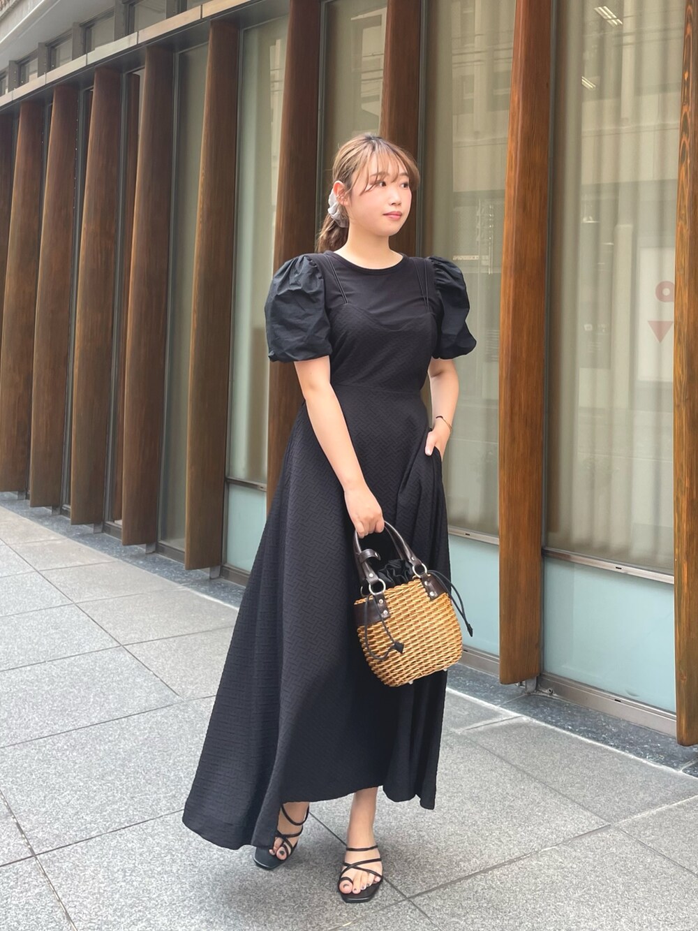 ブラック系のトップス、ブラック系のワンピースを着用したレディースの夏コーディネートの3枚目の写真