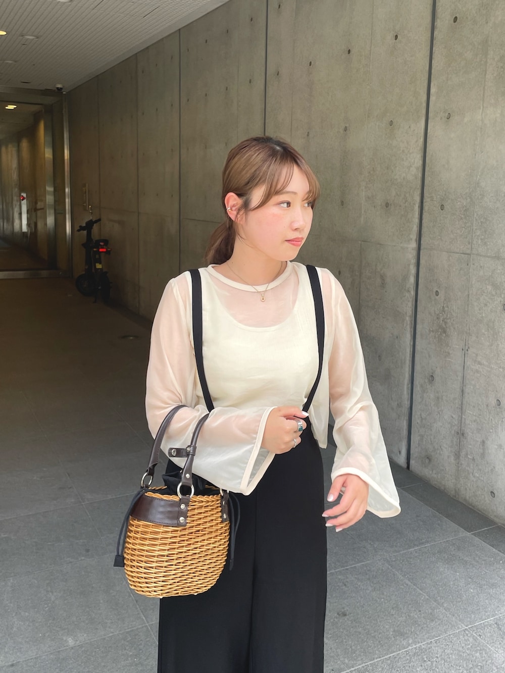 「グルカサンダル、かごバッグ、淡色コーデ、サロペット、キャミワンピ、お出かけコーデ、シアー、シアートップス、きれいめカジュアル、夏コーデ、黒、モノトーン、ラフ、オーバーオール、オールインワン」｜「CLEIOの【CLEIO】タイトキャミワンピース シースルーセット（ドレス、ホワイト系）」を使った、rkkさん（レディース・161cm）の夏コーディネートの3枚目の写真