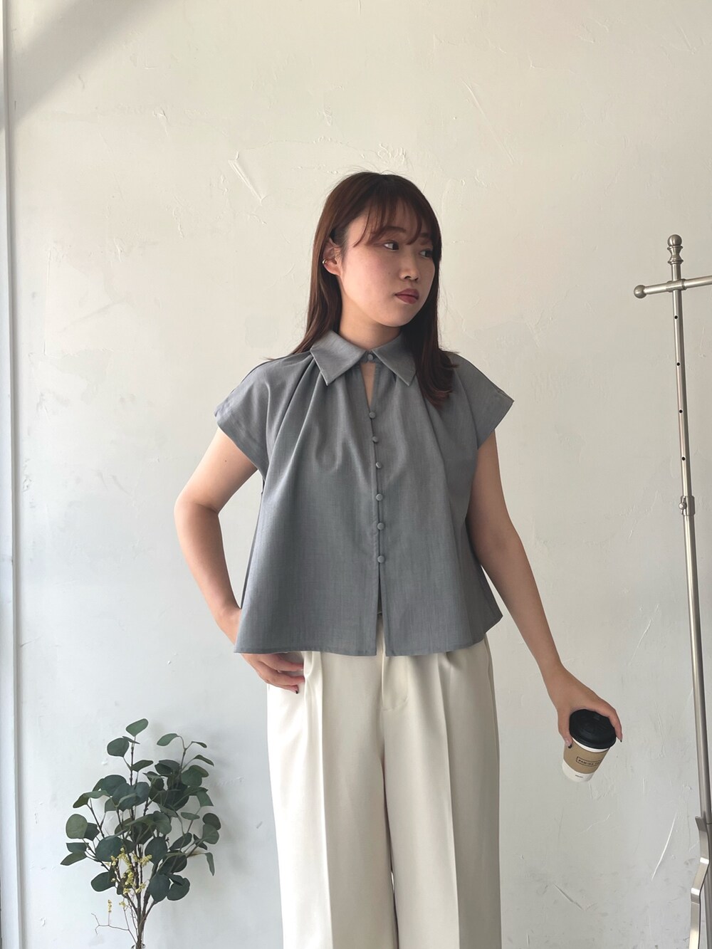 グレー系のシャツ/ブラウスを着用したレディースの夏コーディネートの3枚目の写真