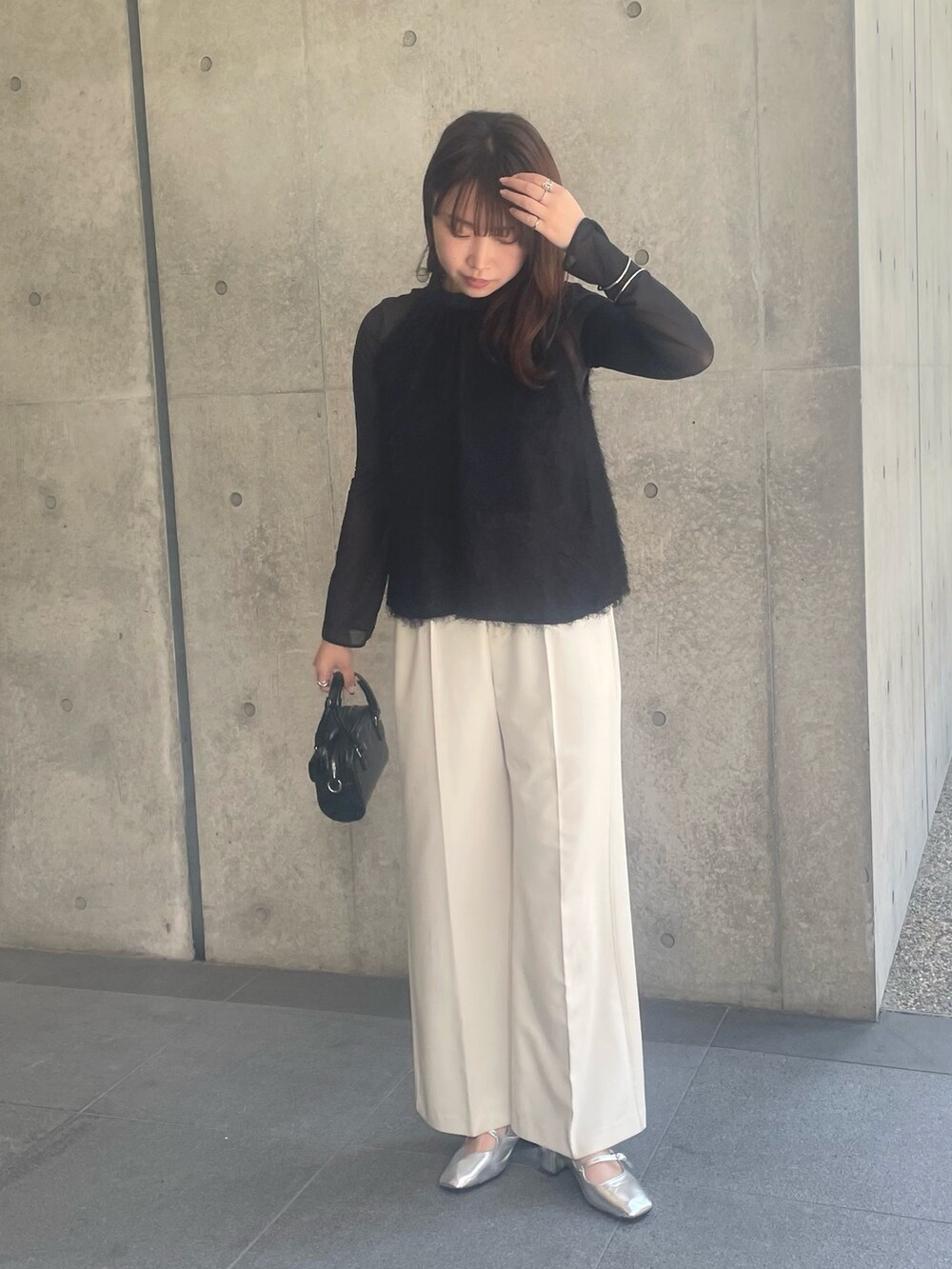 ブラック系のシャツ/ブラウスを着用したレディースの夏コーディネートの2枚目の写真