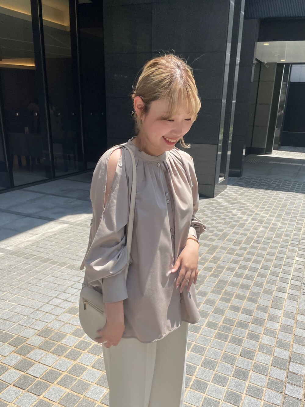 ブラウン系のシャツ/ブラウス、ホワイト系のその他パンツを着用したレディースの夏コーディネートの3枚目の写真