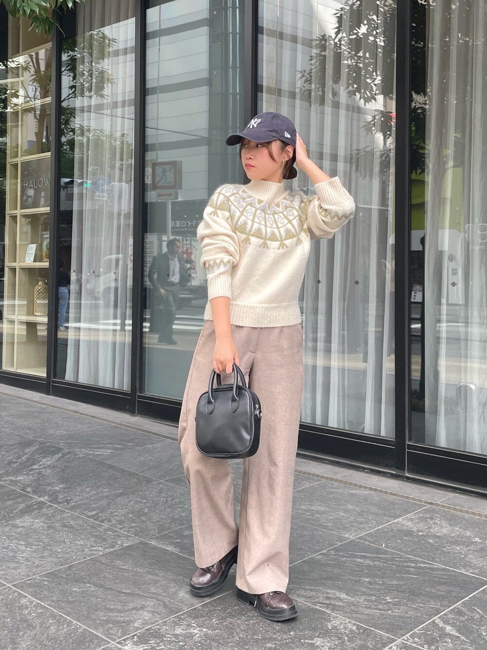 ホワイト系のニット/セーター、ベージュ系のその他パンツ、ブラウン系のその他シューズを着用したレディースの秋コーディネートの3枚目の写真