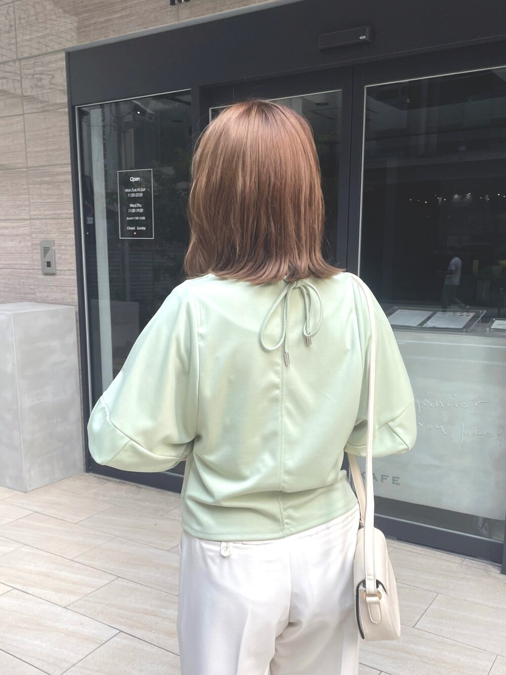 グリーン系のTシャツ/カットソーを着用したレディースの夏コーディネートの3枚目の写真