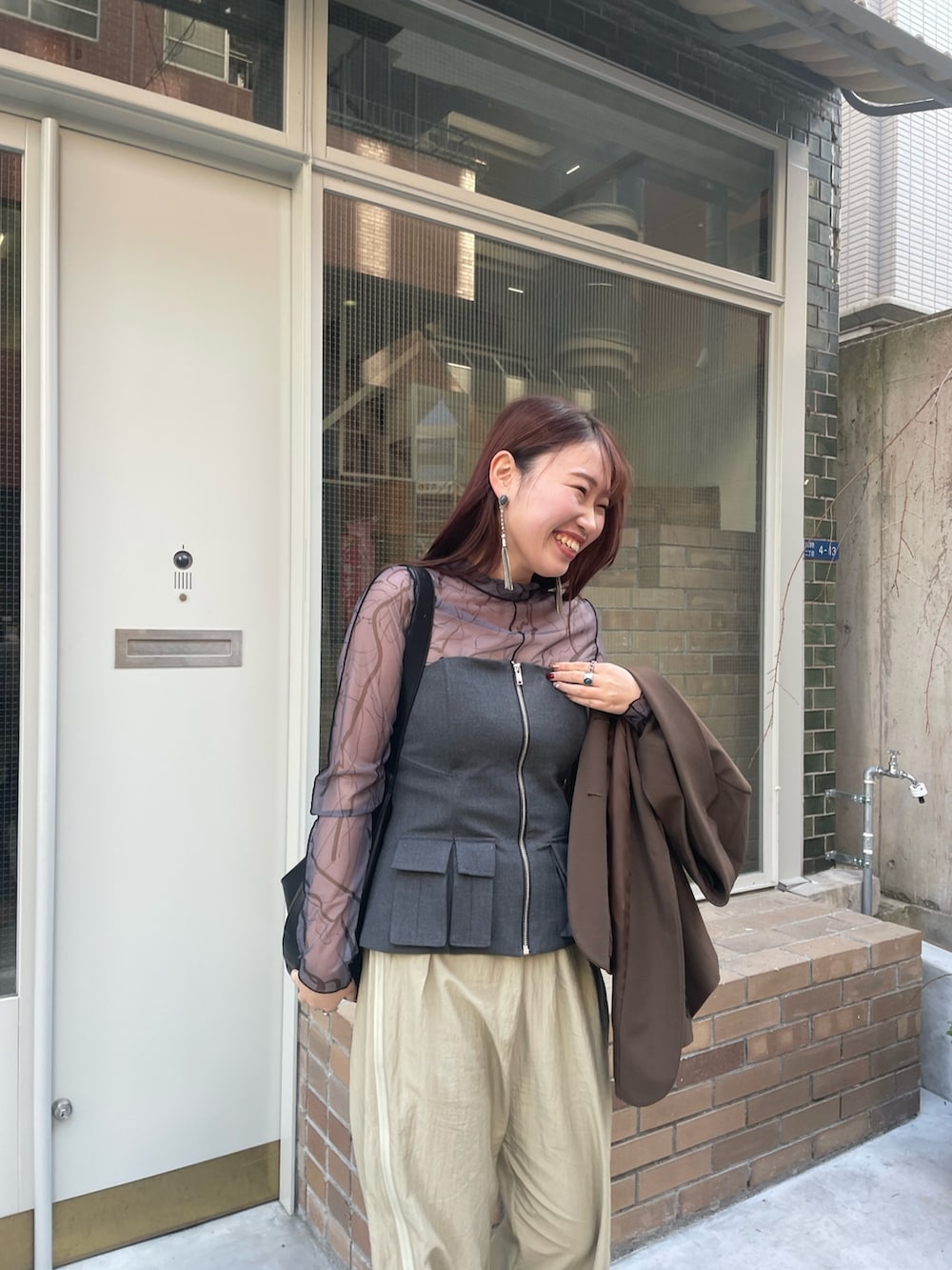 グレー系のTシャツ/カットソーを着用したレディースの冬コーディネートの4枚目の写真