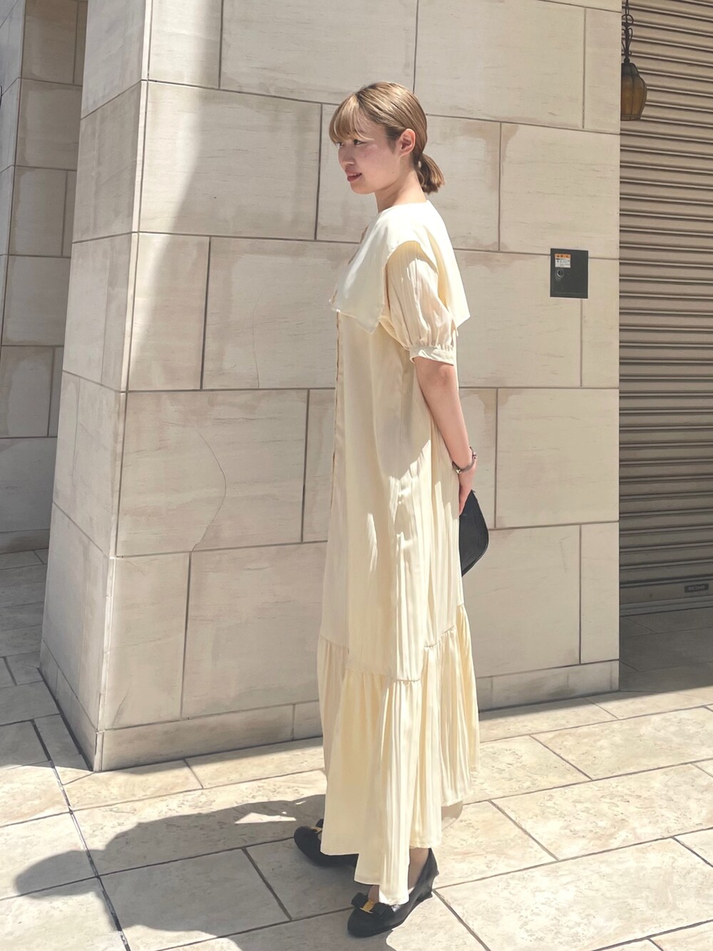 ホワイト系のワンピースを着用したレディースの春コーディネートの4枚目の写真