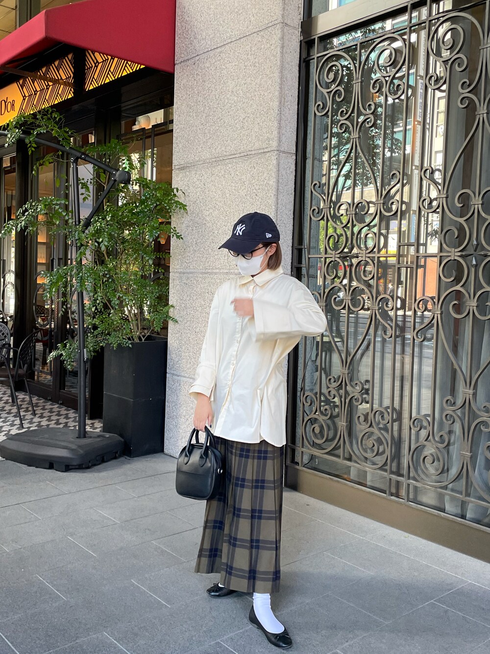 ホワイト系のシャツ/ブラウス、ブラック系のキャップを着用したレディースの秋コーディネートの3枚目の写真