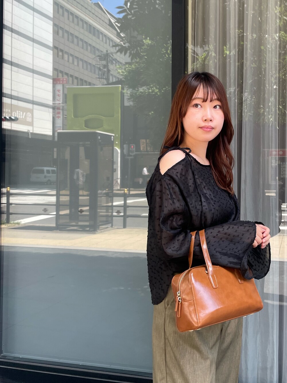 ブラック系のシャツ/ブラウス、ブラウン系のスラックスを着用したレディースの秋コーディネートの4枚目の写真