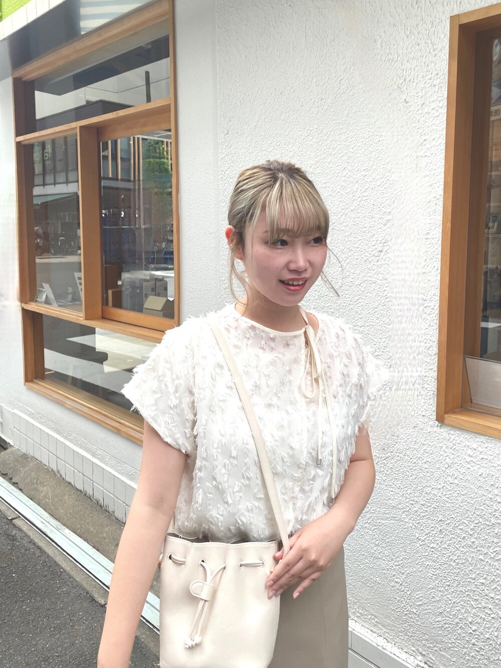 ホワイト系のシャツ/ブラウスを着用したレディースの夏コーディネートの3枚目の写真