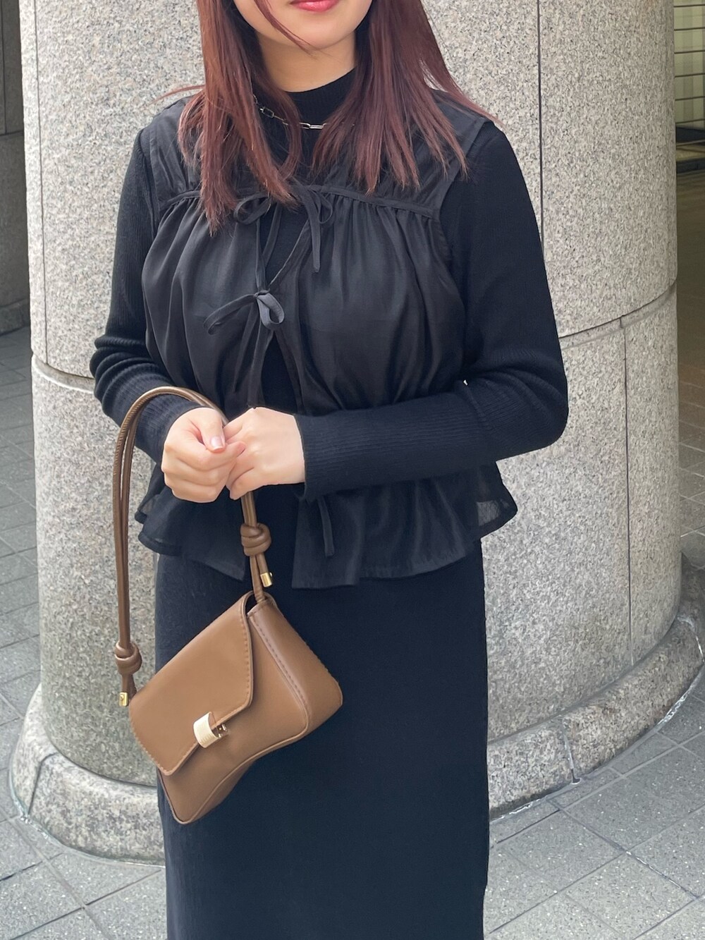 ブラック系のワンピース、ブラック系のシャツ/ブラウスを着用したレディースの春コーディネートの4枚目の写真