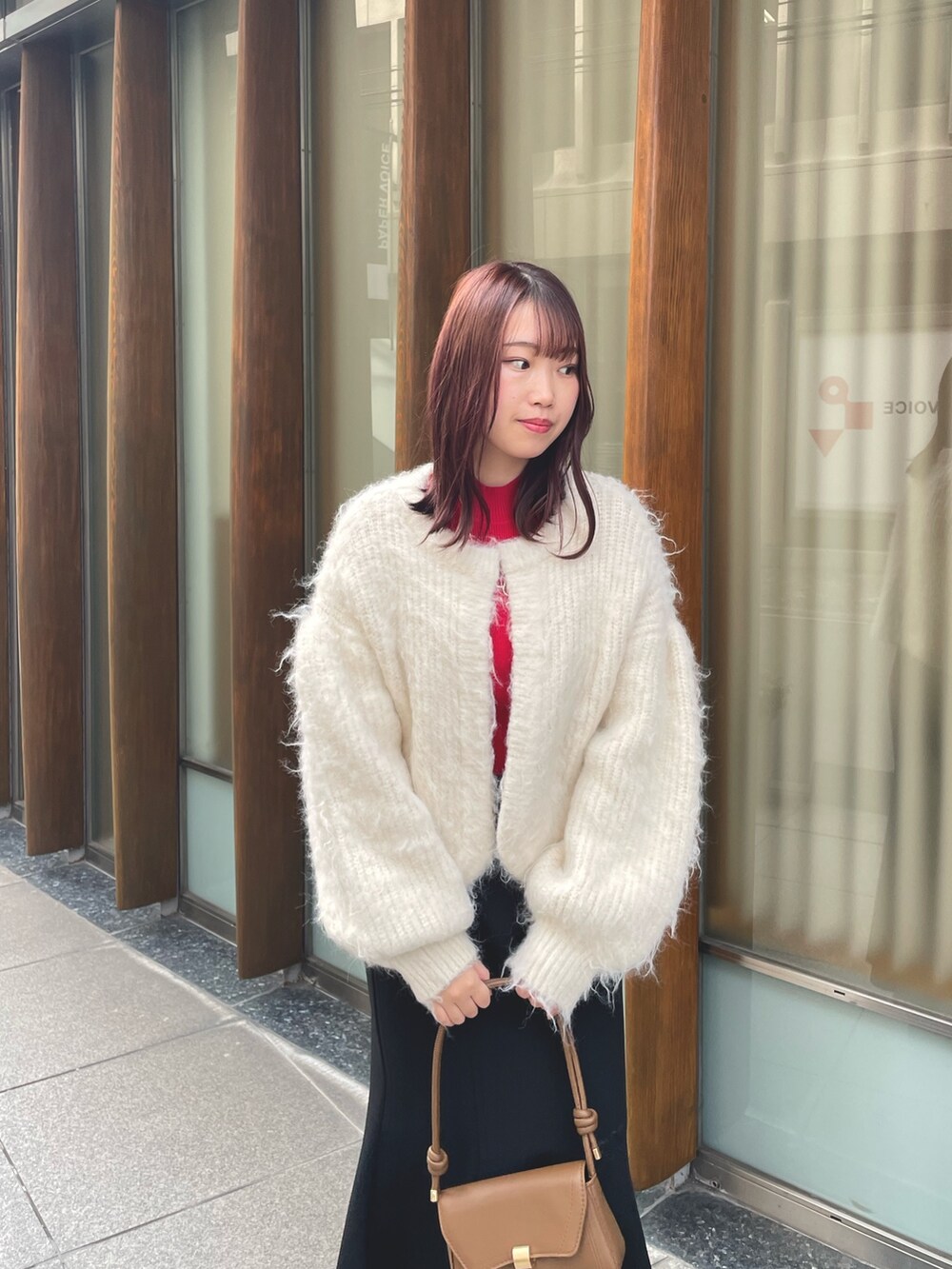 レッド系のニット/セーター、ホワイト系のカーディガン/ボレロを着用したレディースの冬コーディネートの4枚目の写真