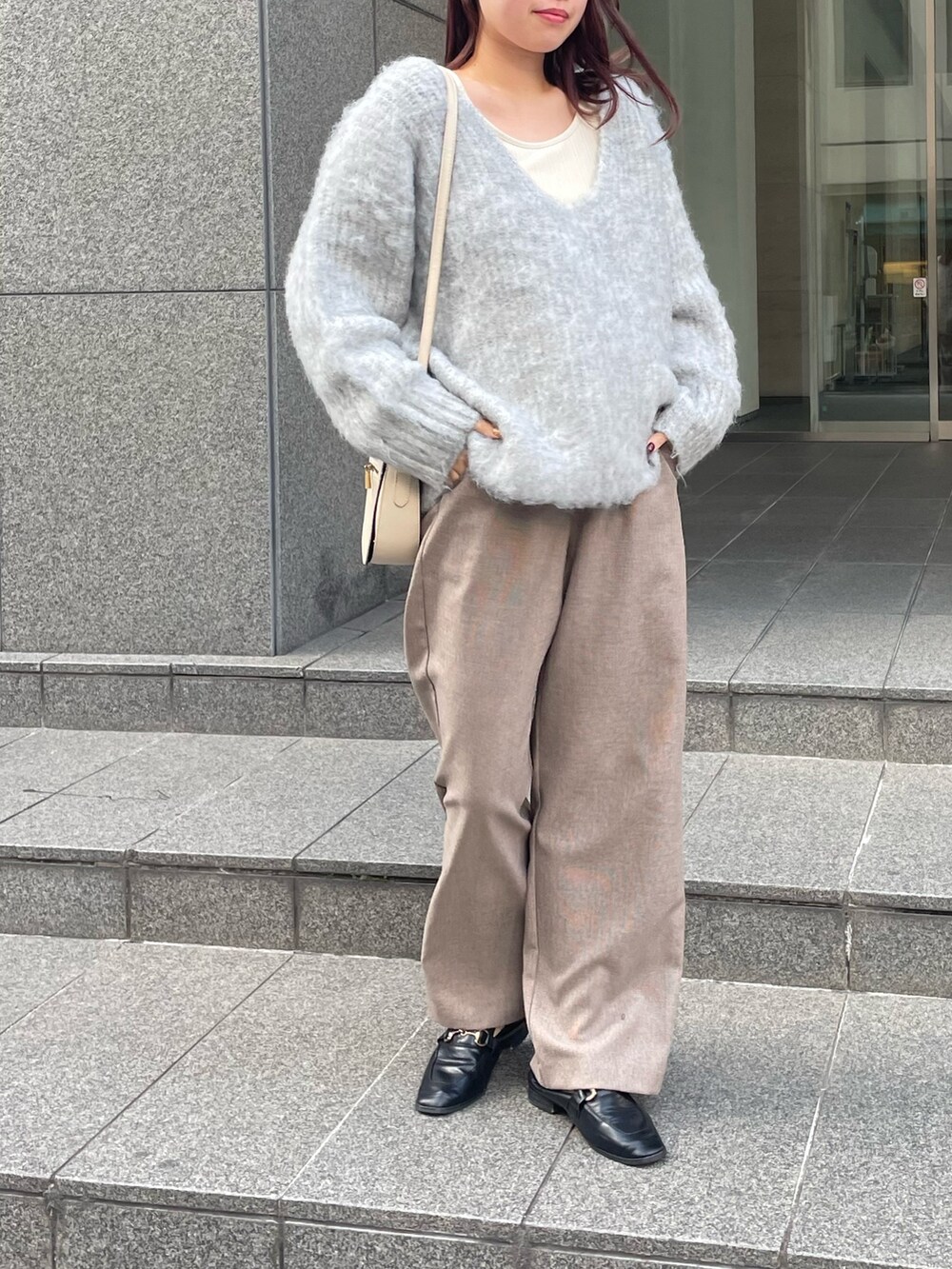 グレー系のニット/セーターを着用したレディースの冬コーディネートの2枚目の写真