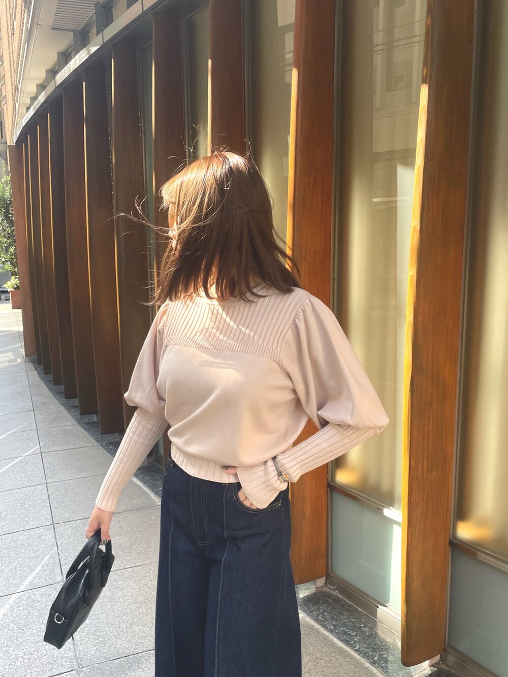 ホワイト系のニット/セーターを着用したレディースの秋コーディネートの3枚目の写真