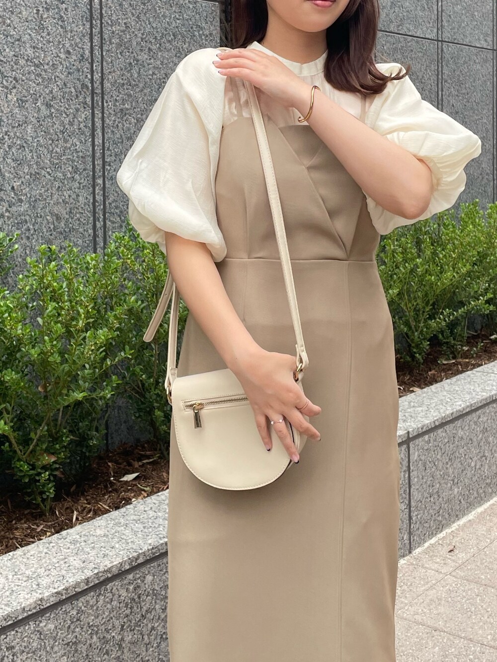 ベージュ系のドレス、ホワイト系のシャツ/ブラウスを着用したレディースの夏コーディネートの3枚目の写真