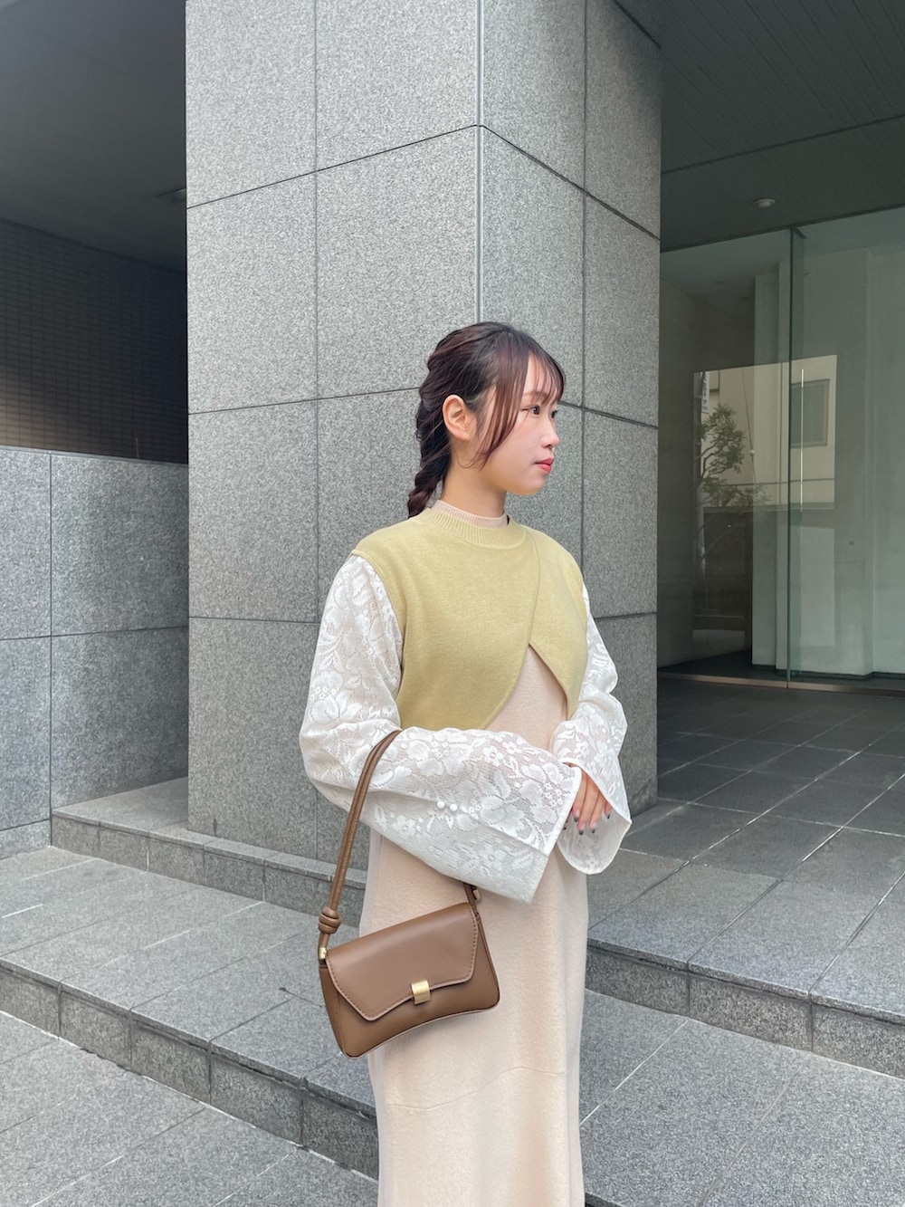 グリーン系のニット/セーター、ホワイト系のワンピースを着用したレディースの冬コーディネートの3枚目の写真