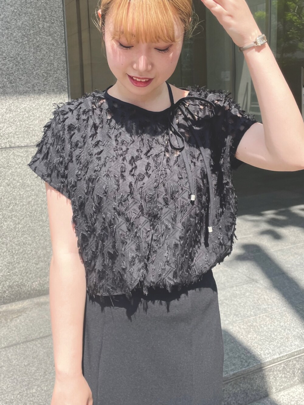 ブラック系のシャツ/ブラウス、ブラック系のスカート、ブラック系のメガネを着用したレディースの春コーディネートの3枚目の写真