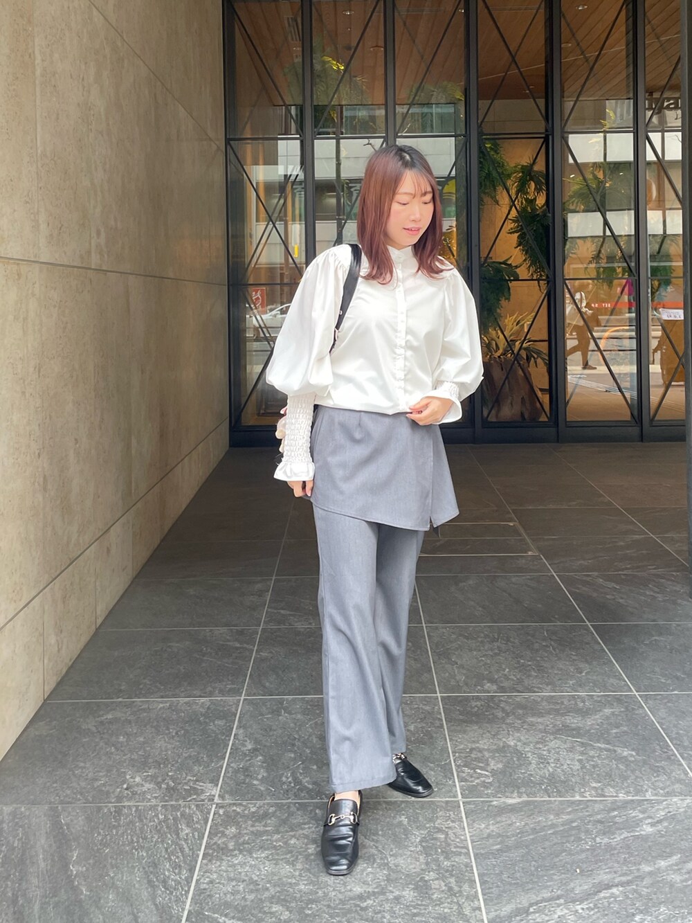 ホワイト系のシャツ/ブラウスを着用したレディースの冬コーディネートの4枚目の写真