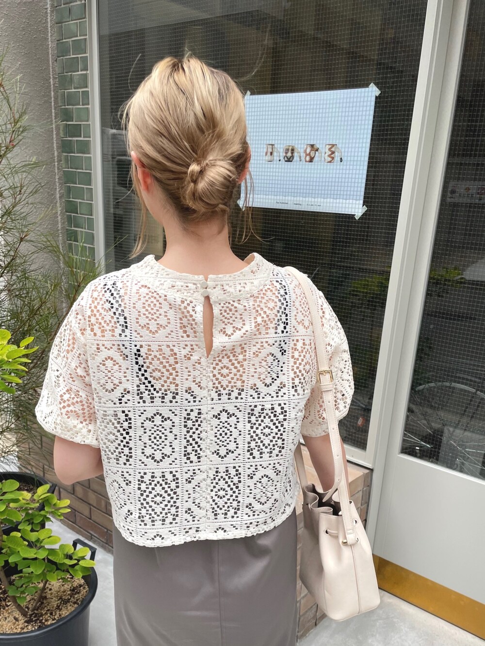 ホワイト系のシャツ/ブラウス、ホワイト系のスニーカーを着用したレディースの夏コーディネートの3枚目の写真