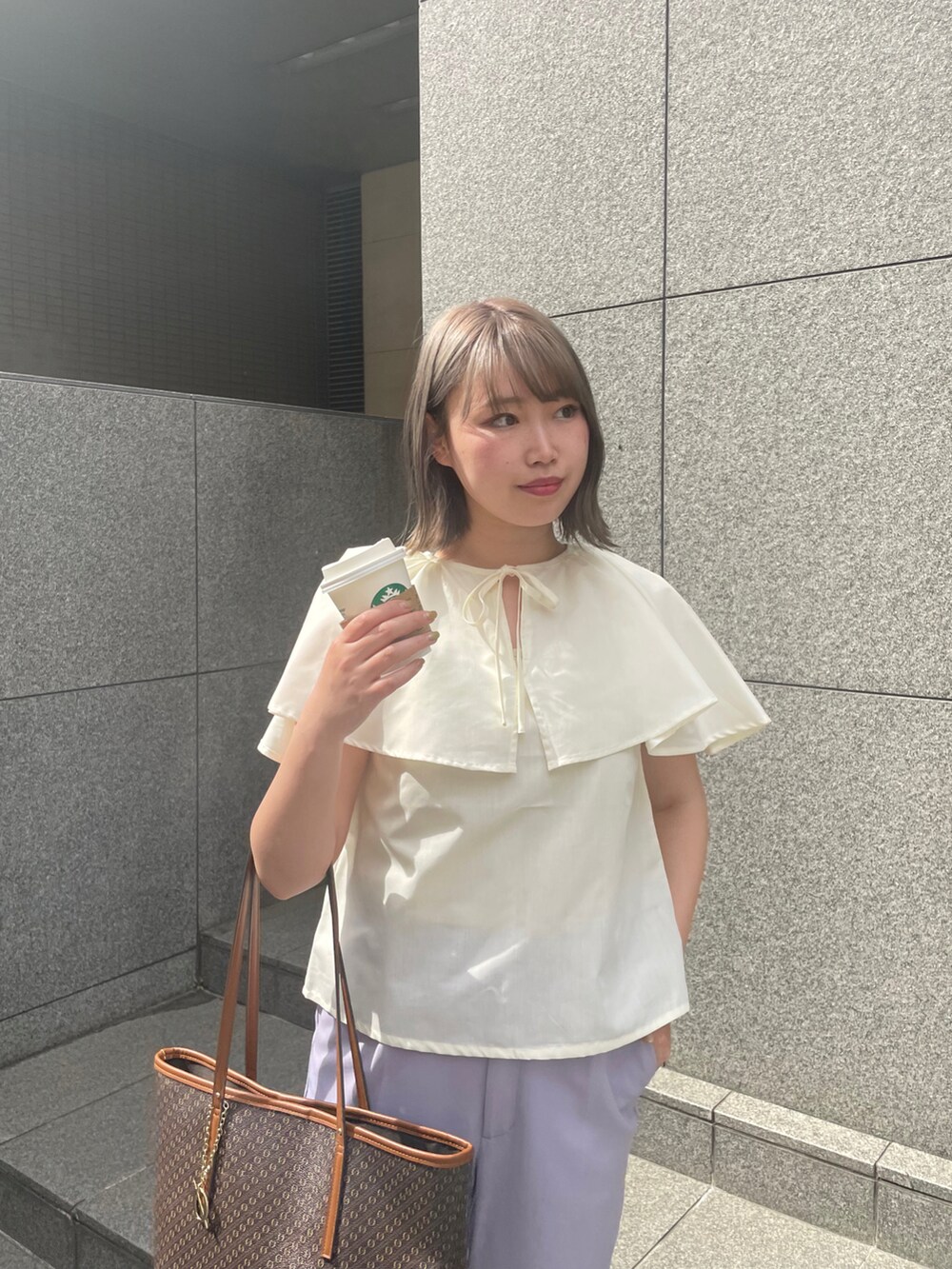 ホワイト系のシャツ/ブラウス、ピンク系のパンツを着用したレディースの春コーディネートの2枚目の写真