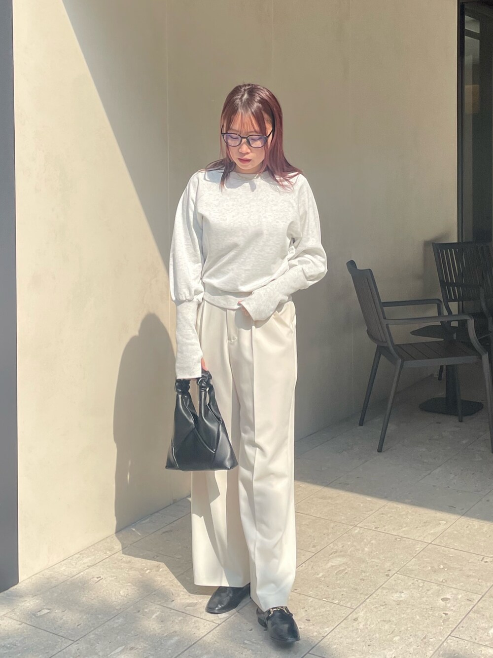 グレー系のTシャツ/カットソーを着用したレディースの春コーディネートの2枚目の写真