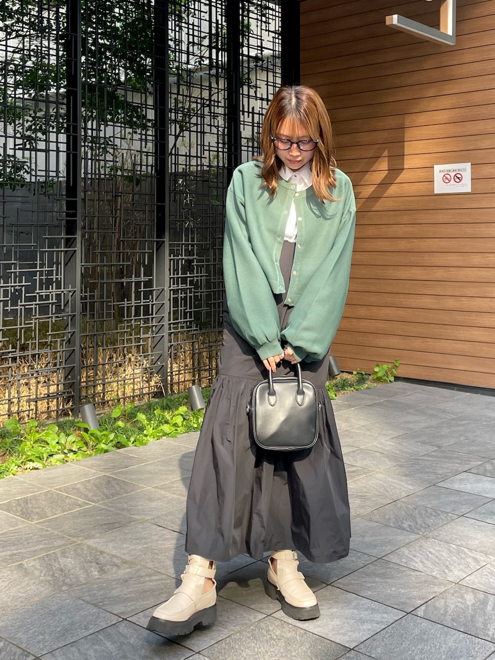 ブラック系のワンピース/ドレス、ホワイト系のブーツ、ホワイト系のシャツ/ブラウスを着用したレディースの秋コーディネートの2枚目の写真